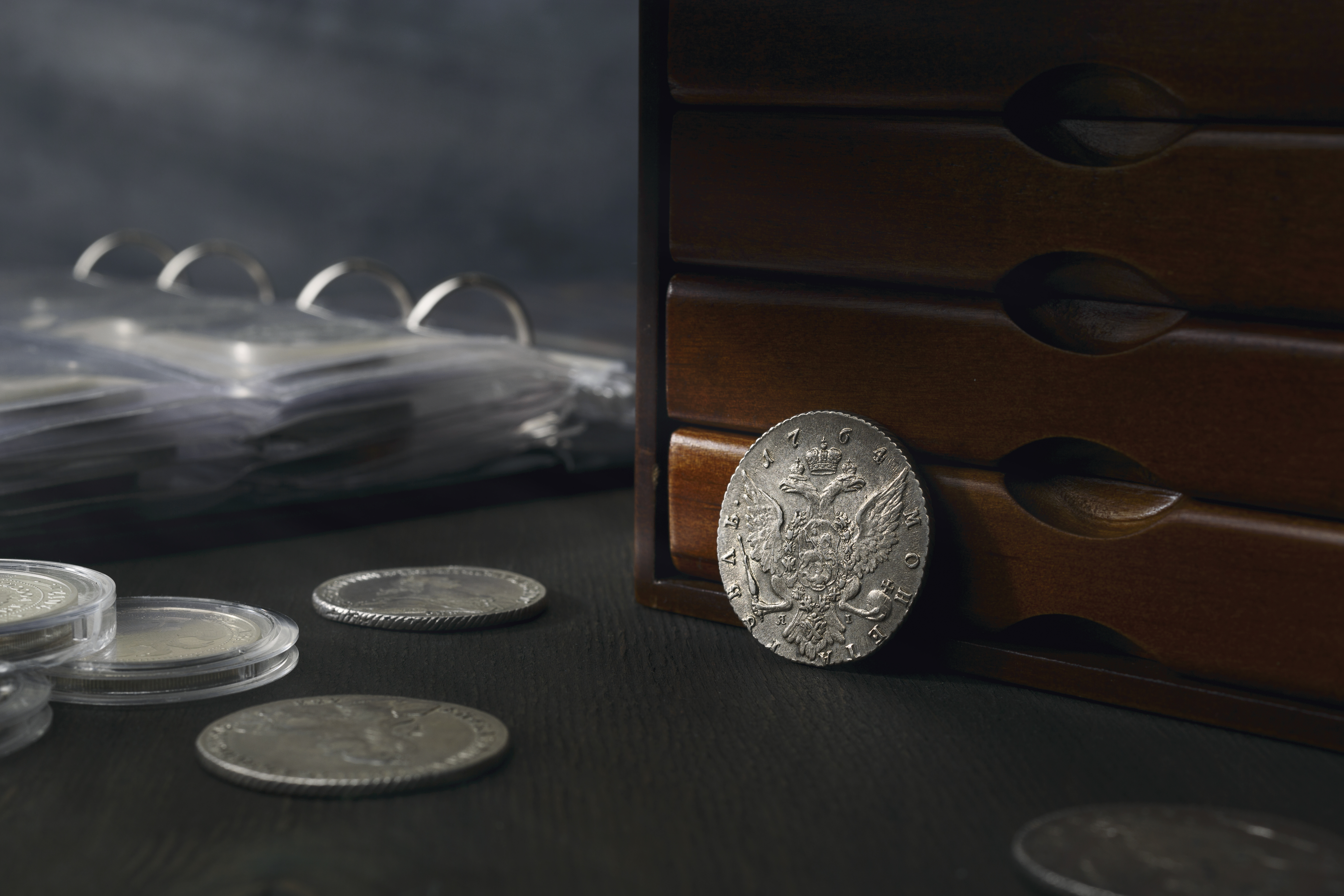 Коллекционные монеты в подарок на 23 Февраля: богатство с историей