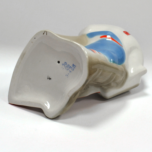 хоккеист-вратарь. советская авторская фарфоровая статуэтка 