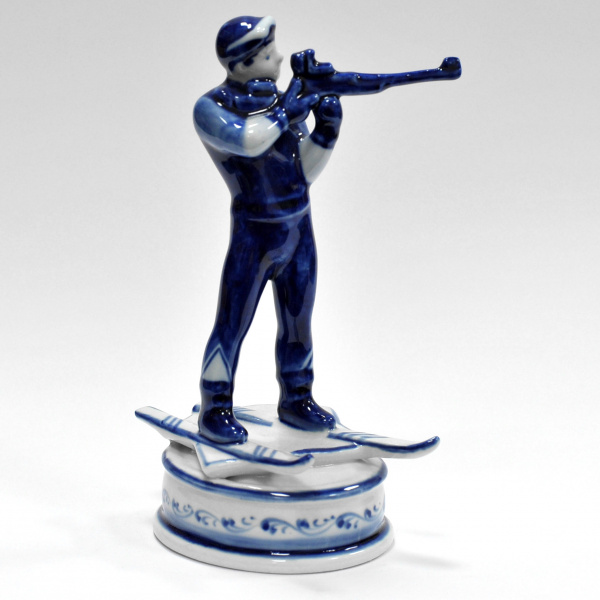 биатлонист. фарфоровая статуэтка, гжель