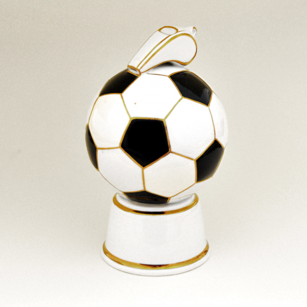 Футбольный мяч со свистком. Фарфоровая статуэтка