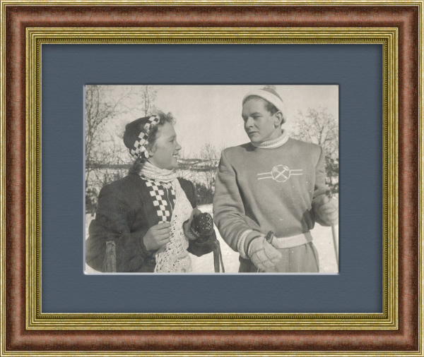 Румянцева и Соколов, токари на лыжне, кадр из фильма "Навстречу жизни"