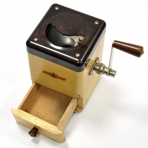 старинная ручная кофемолка