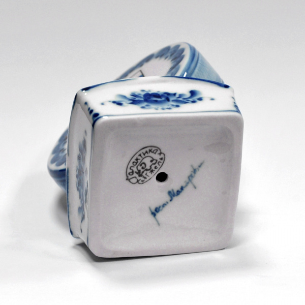 хоккейная шайба. фаянсовая статуэтка, гжель