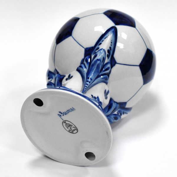 футбольный мяч. фарфоровая статуэтка, гжель
