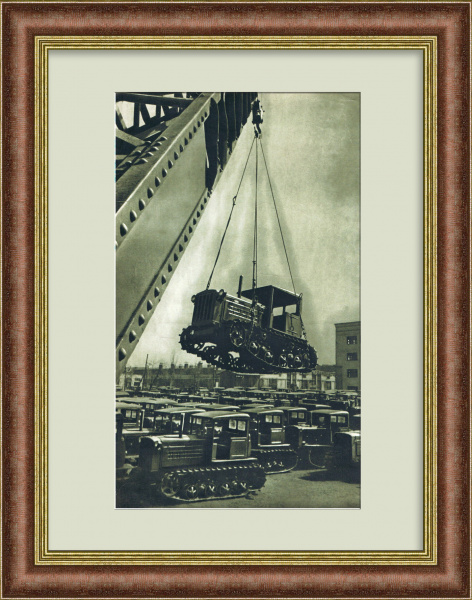 Погрузка тракторов на Сталинградском тракторном заводе