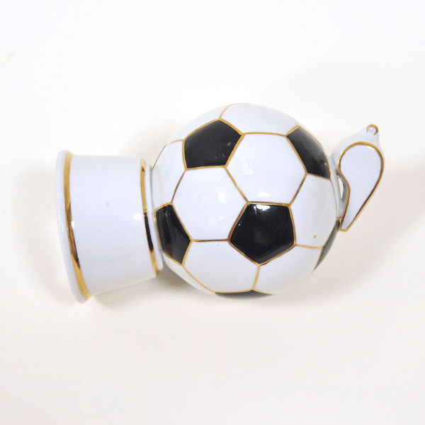 футбольный мяч со свистком. фарфоровая статуэтка