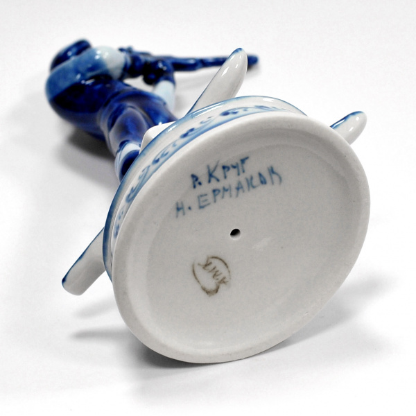 биатлонист. фарфоровая статуэтка, гжель