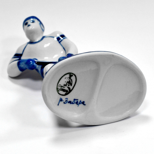 хоккеист. фарфоровая статуэтка, гжель