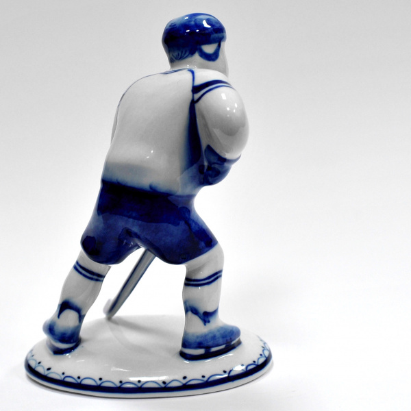 хоккеист. фарфоровая статуэтка, гжель