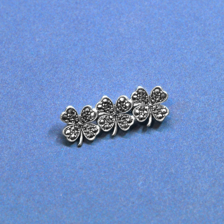 Три клевера, серебряная брошь с марказитами