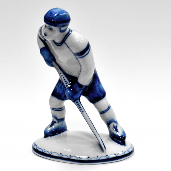 хоккеист. фарфоровая статуэтка, гжель