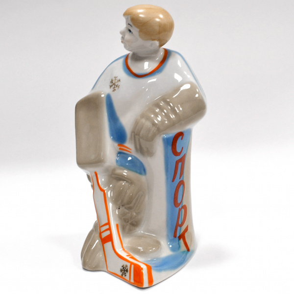 хоккеист-вратарь. советская авторская фарфоровая статуэтка 