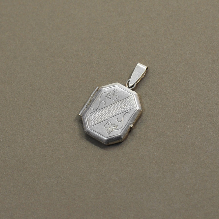 Медальон из серебра в форме ромба