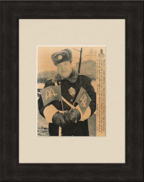 Открытие Макдоналдса в Москве, инспектор ГАИ с флажками, 1 января 1990 г.