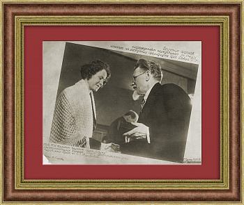 Передовик по конопле и льну получает орден от М.И. Калинина. Советское фото